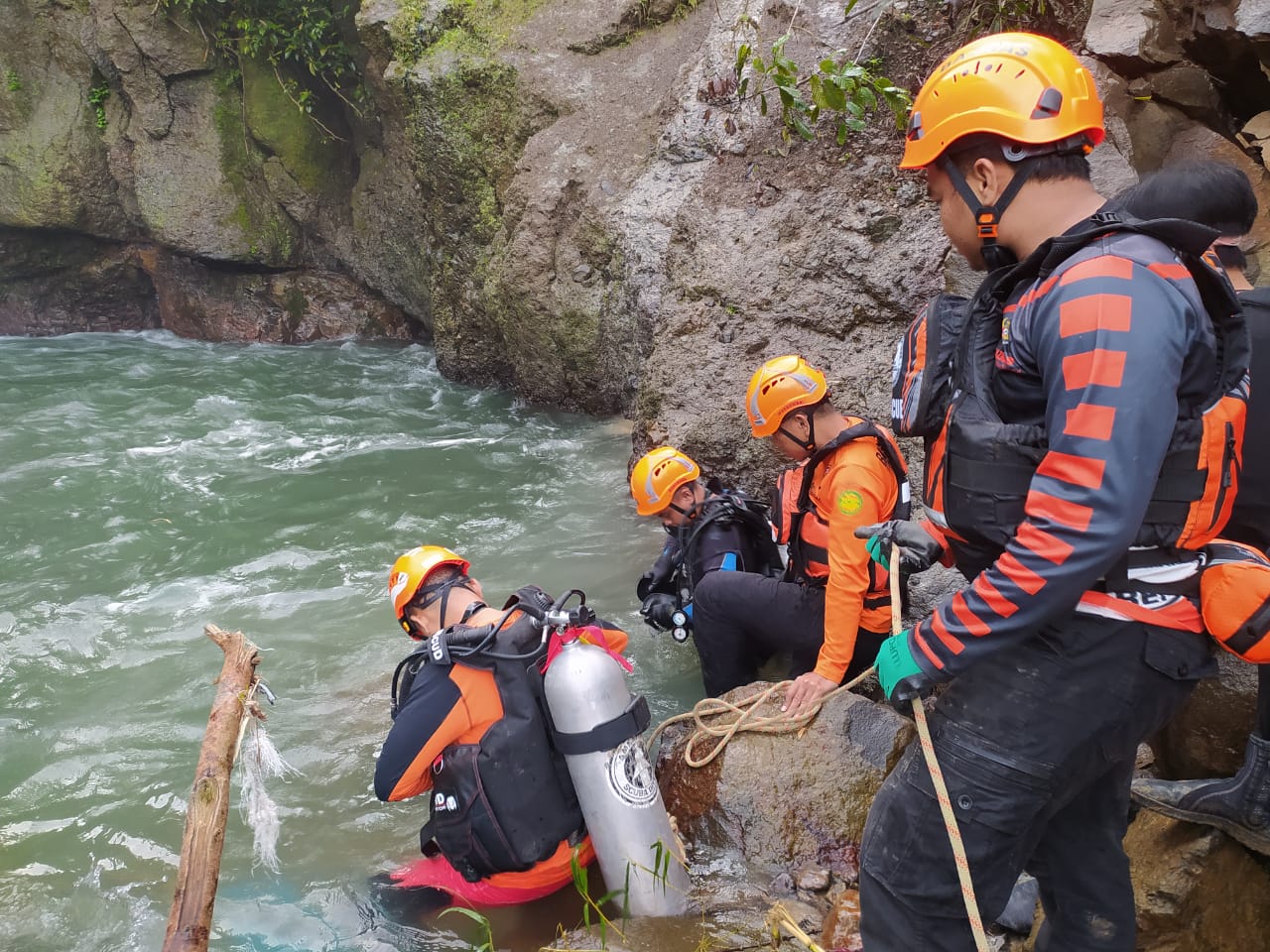 Seorang Lansia Hanyut di Sungai Takapala, Tim SAR Turun Tangan