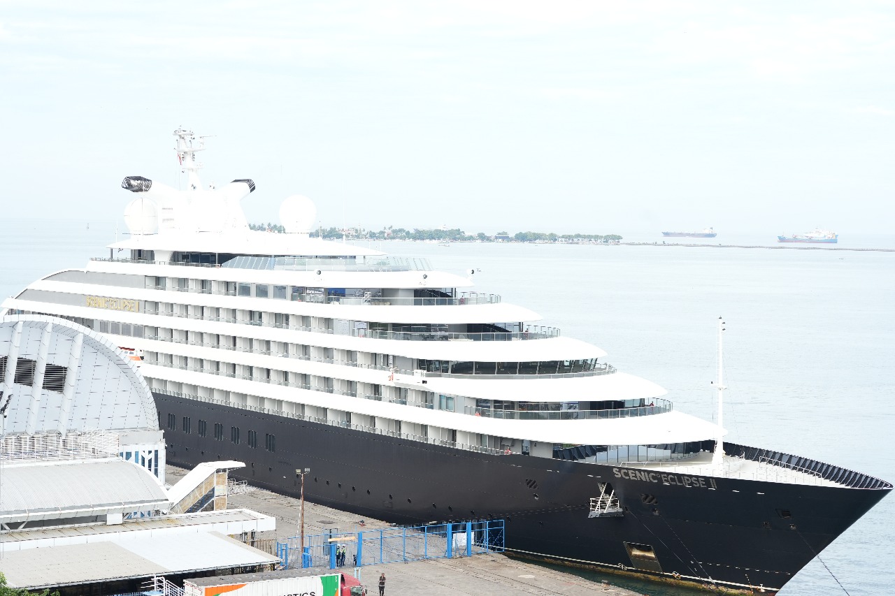Kapal Pesiar MS Scenic Eclipse II Kembali Sandar di Pelabuhan Makassar, Bawa 161 Wisatawan