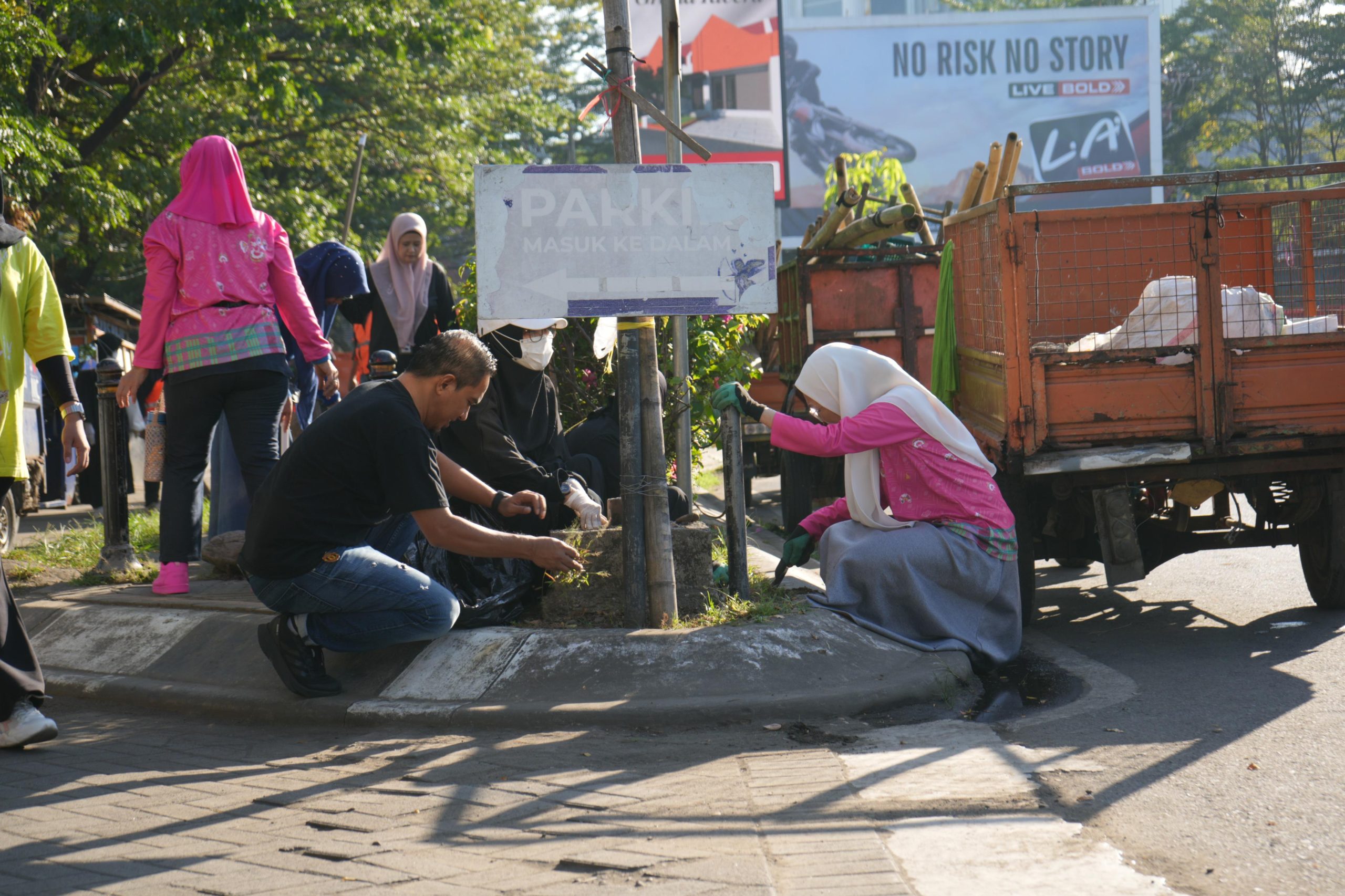 Appi dan Aliyah Pimpin Aksi Bersih di Losari, Wujudkan Makassar Bebas Sampah