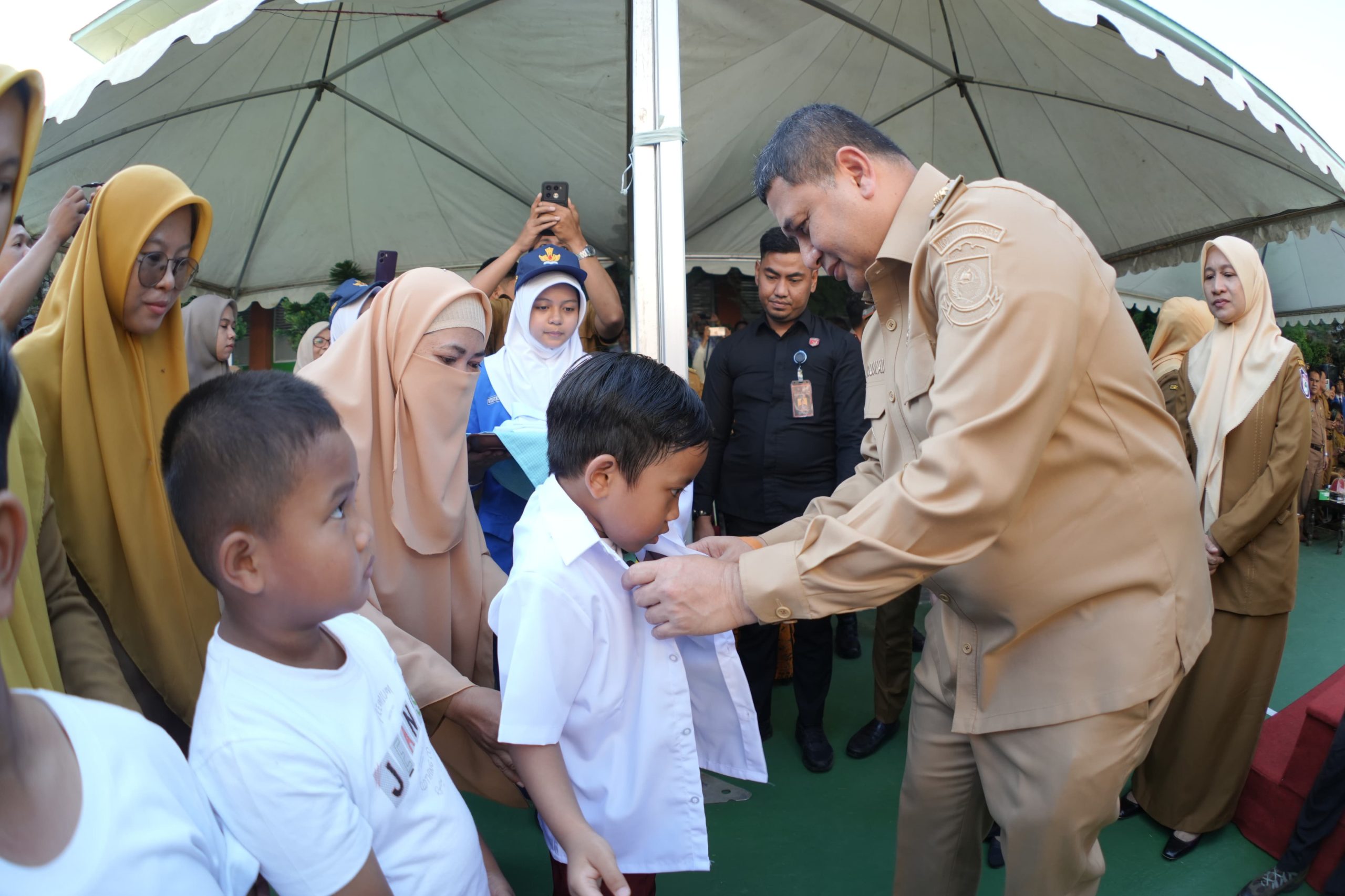 Pemkot Makassar Mulai Salurkan Seragam Sekolah Gratis untuk SD dan SMP