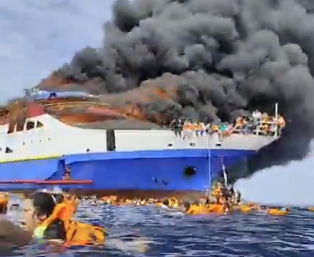 KM Barcelona V Terbakar di Laut Minahasa Utara, Penumpang Panik Lompat ke Laut Selamatkan Diri