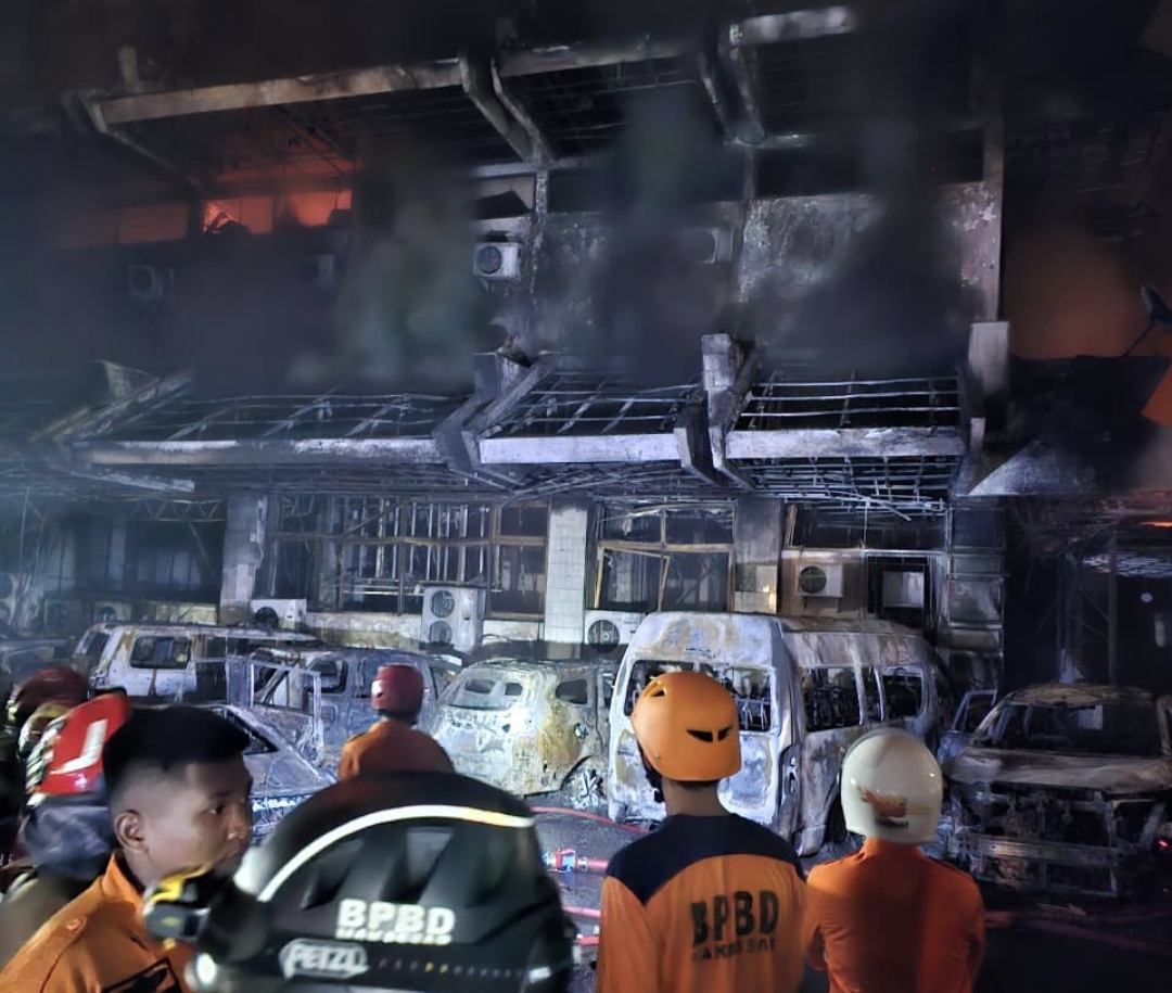 Kantor DPRD Makassar Habis Dibakar Massa, 6 Orang Dilaporkan Kritis Usai Lompat dari Lantai 4