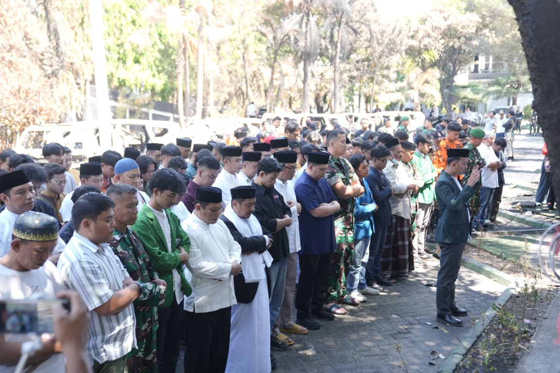 Pejabat, Aparat Hingga Mahasiswa Salat Ghaib di Halaman Kantor DPRD Makassar
