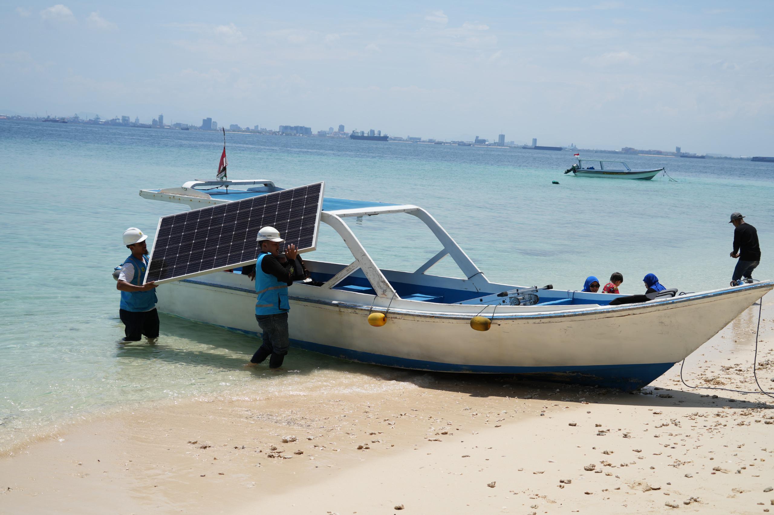 PLTS Mikro Milik PLN Mulai Beroperasi di Pulau Samalona, 20 Rumah Kini Teraliri Listrik