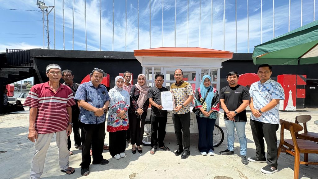 Dispar Makassar Serahkan 25 Unit Gerobak Baru untuk PK5 Losari