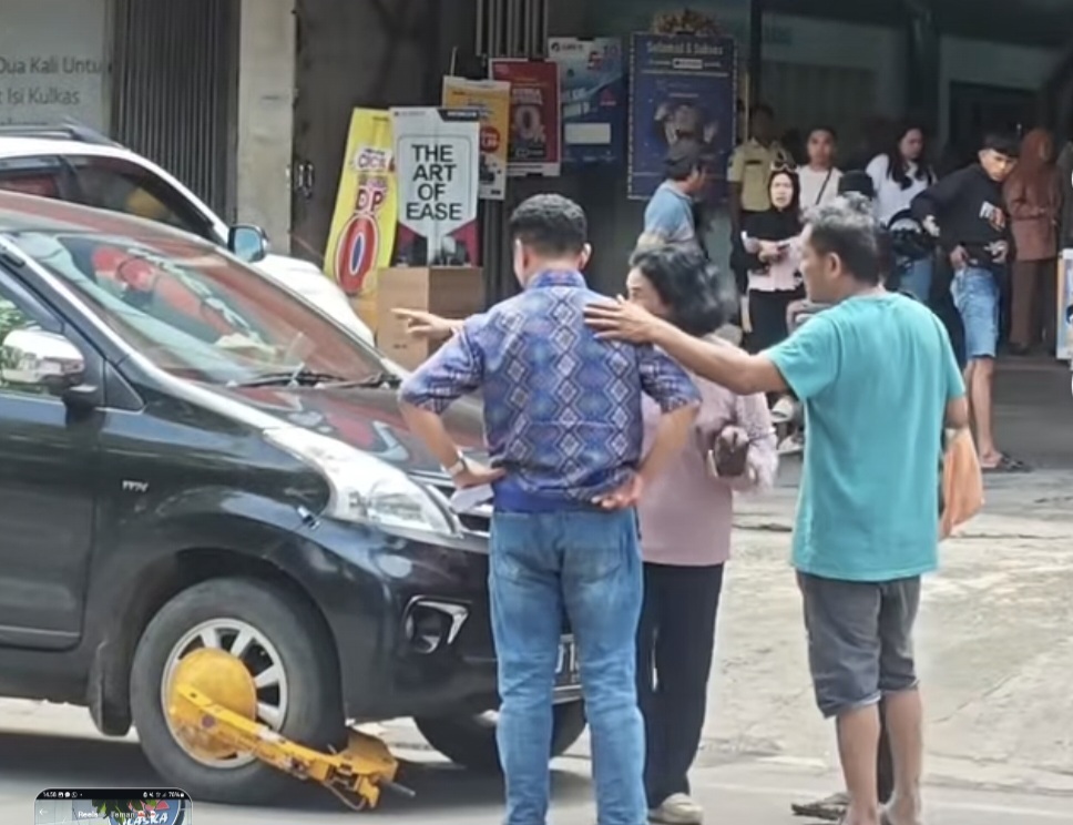 Dishub Makassar Gembok Mobil Parkir Bahu Jalan depan Alaska