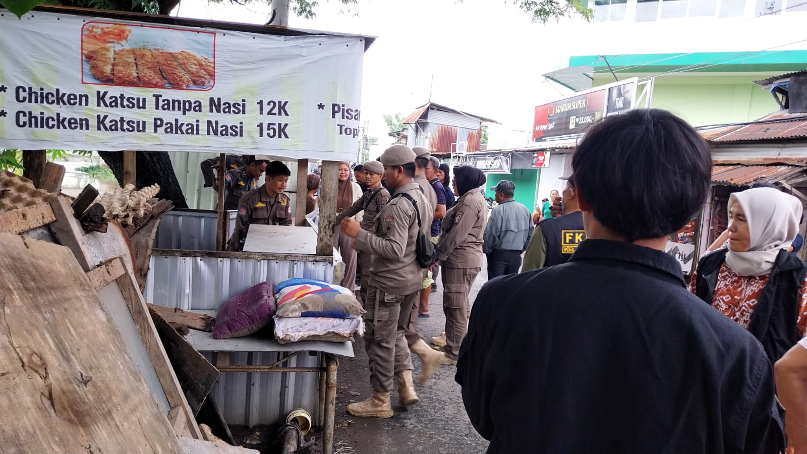 Satpol PP Bongkar Lapak PK5 di Jalan Inspeksi Kanal Pampang