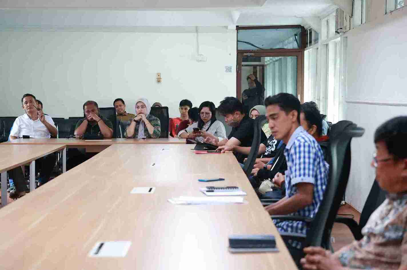 Warga Makassar Adukan Kebisingan dan Lampu Sorot Lapangan Padel ke DPRD