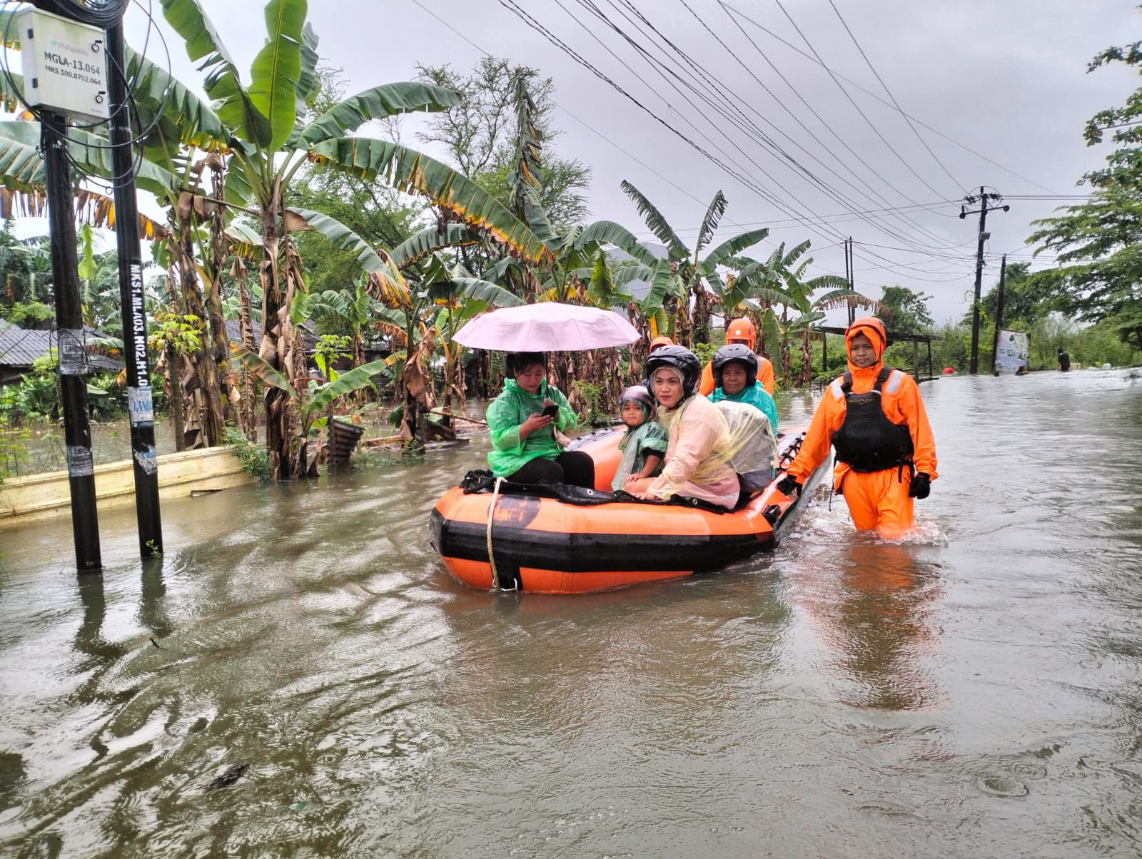 Ketinggian Air Meningkat, Basarnas Makassar Sisir Blok 8 Antang hingga Kodam III