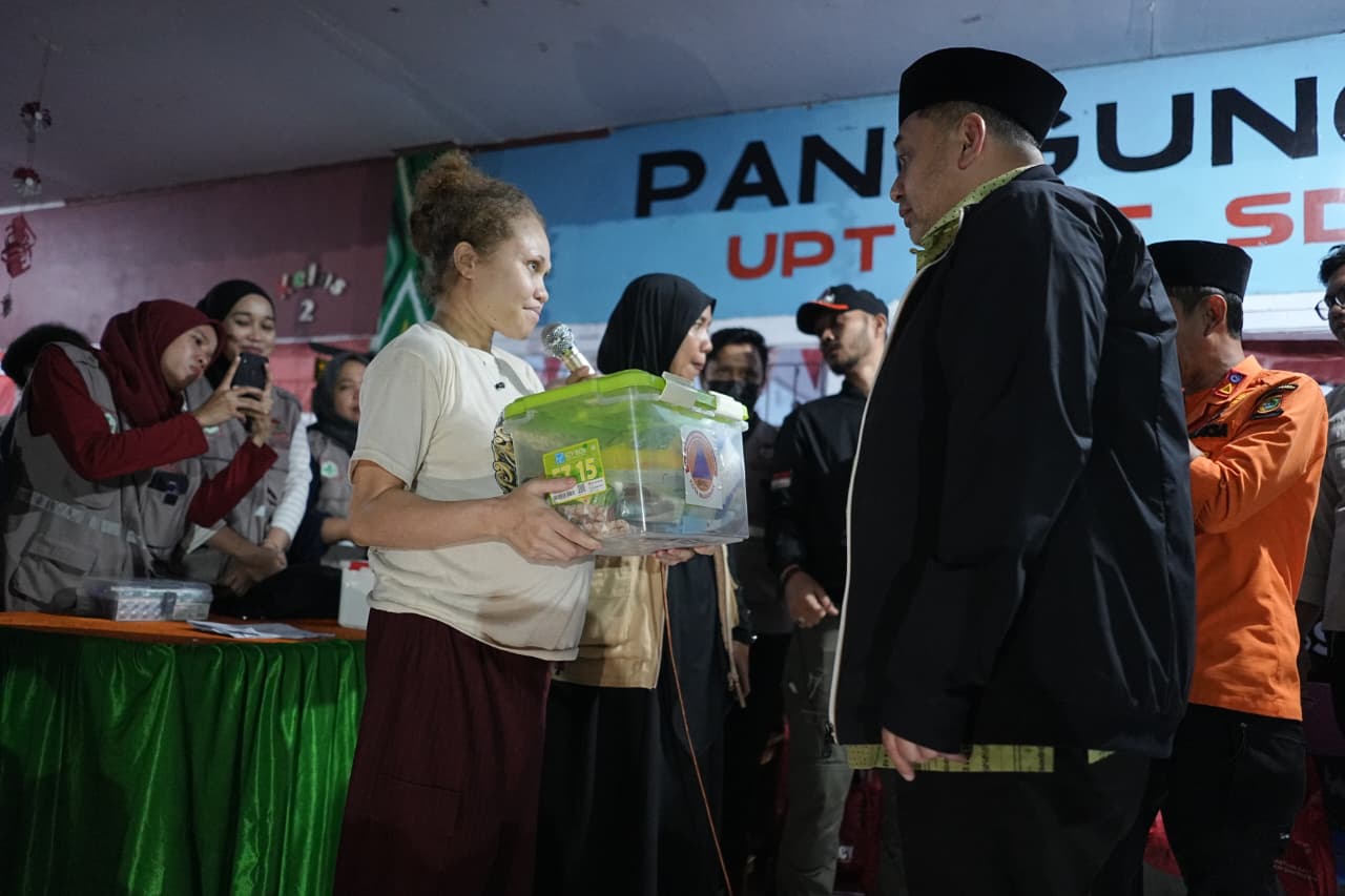 Sambangi Posko Pengungsian Malam Hari, Appi Dengar Langsung Keluh Kesah Warga Korban Banjir