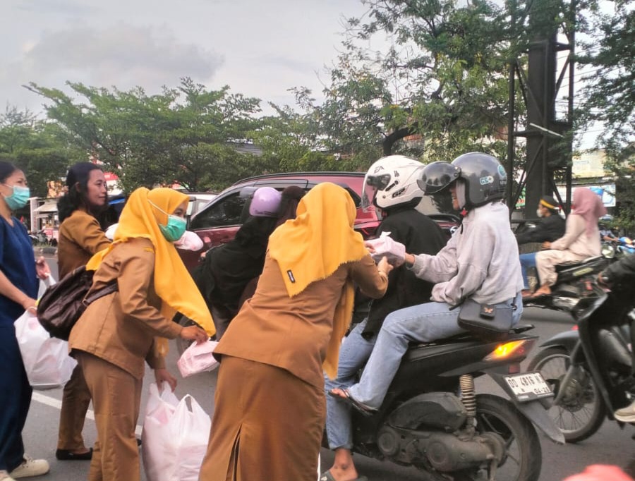 Sentuhan Hangat Ramadan, Direktur dan PPPK RSUD Daya Turun ke Jalan Bagi Takjil