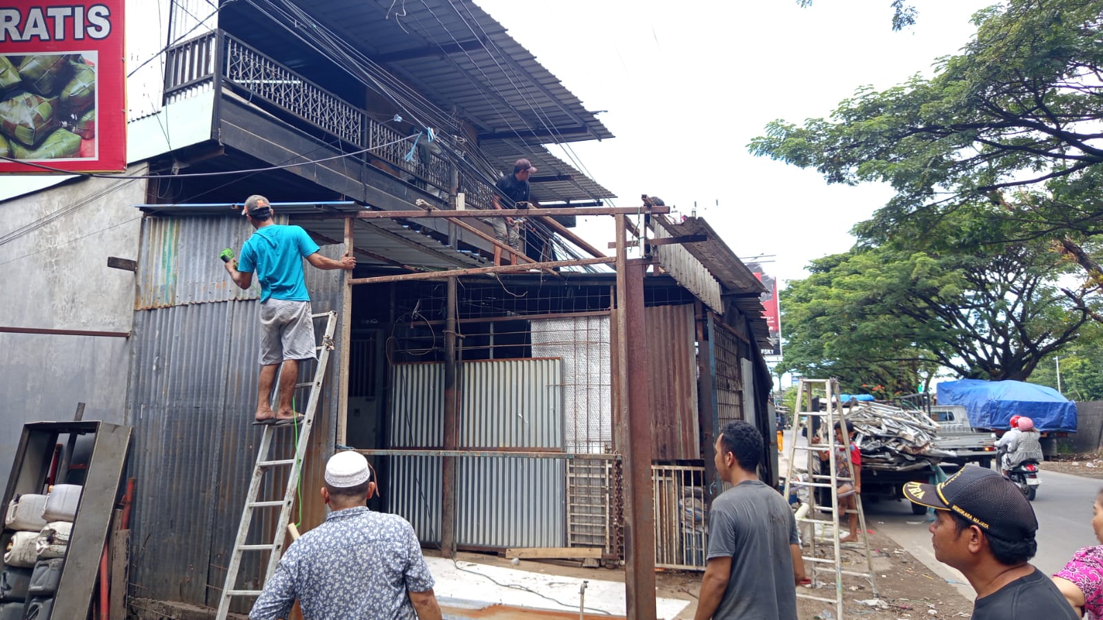 Tanpa Penertiban, Warga Tamalanrea Bongkar Mandiri 6 Lapak di Atas Drainase