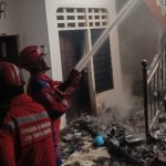 Siang Bolong, Si Jago Merah Lahap Satu Rumah di Jalan Monumen Emmy Saelan Makassar