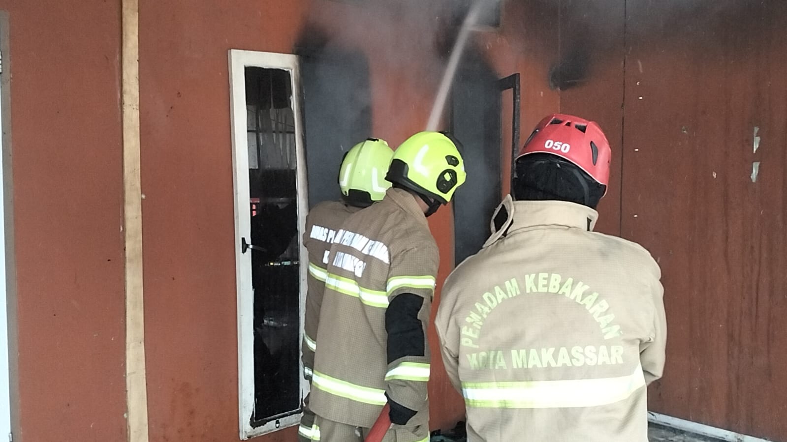 Kebakaran Landa Rumah Kos dan Laundry di Rappocini, Satu Orang Alami Luka Bakar