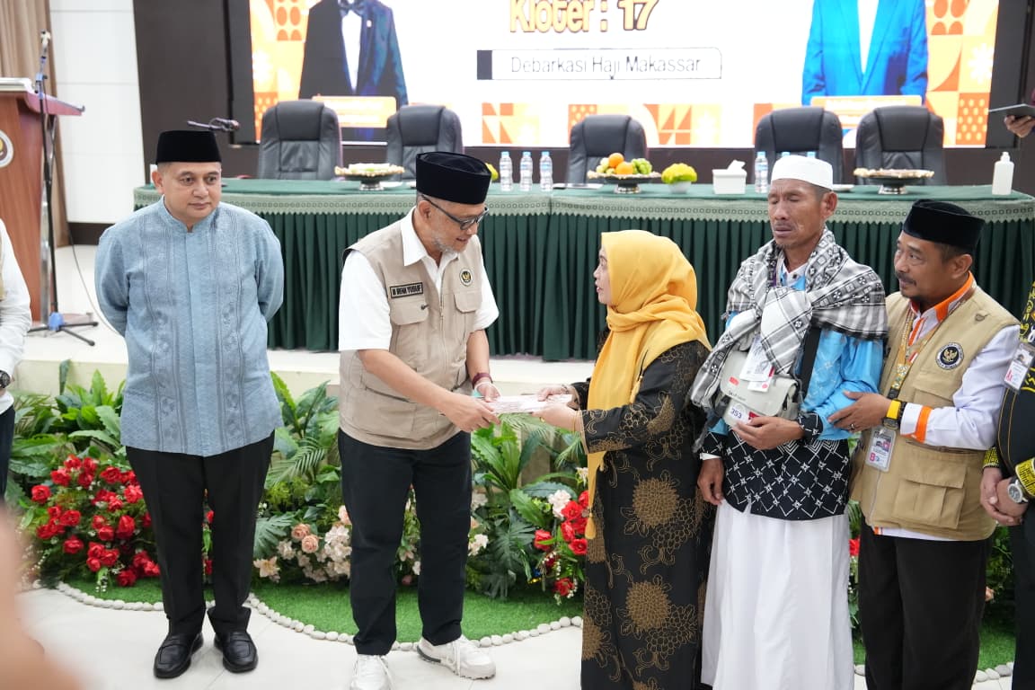Jemaah Haji Kloter 17 Tiba di Makassar, Disambut Menhaj RI dan Wali Kota