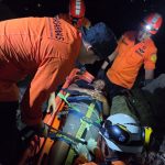 Dua Jam Menegangkan, Tim SAR Evakuasi Pendaki Patah Kaki di Gunung Bulu Saukang 