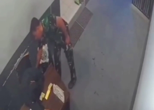 Pria Berkaos Loreng Gasak HP Petugas SPBU di Barru, Aksi Pelaku Terekam CCTV