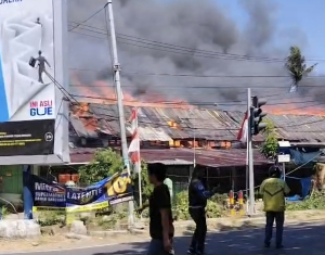 Kebakaran Hebat di Asrama Mattoanging Makassar: Puluhan KK Kehilangan Tempat Tingggal