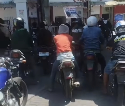 Kembali Viral Antrean Motor Thunder di Sejumlah SPBU di Makassar