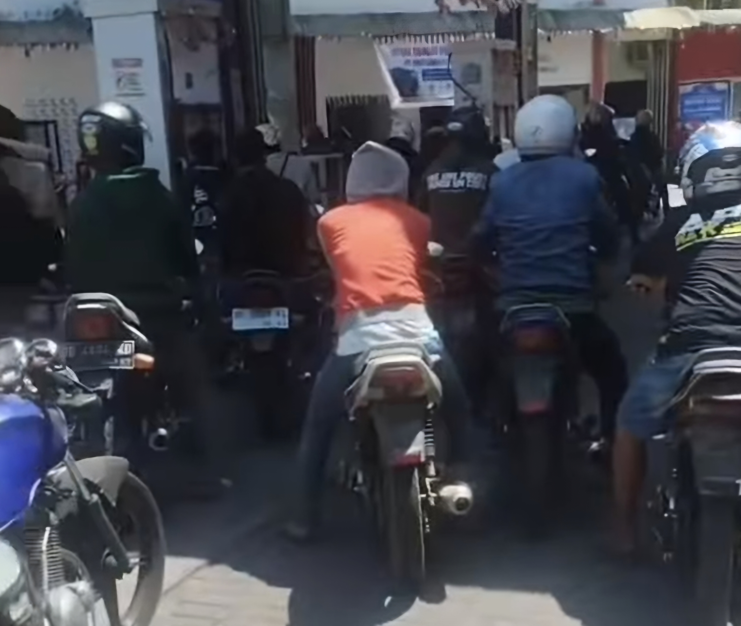 Kembali Viral Antrean Motor Thunder di Sejumlah SPBU di Makassar