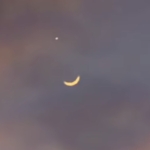 Fenomena Bulan Sabit dan Venus Sejajar Hiasi Langit Malam Makassar