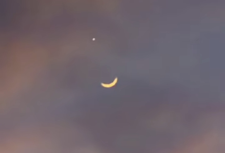 Fenomena Bulan Sabit dan Venus Sejajar Hiasi Langit Malam Makassar