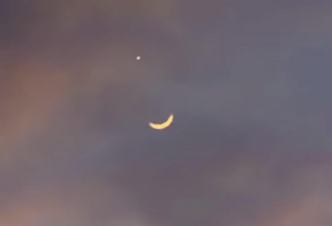 Fenomena Bulan Sabit dan Venus Sejajar Hiasi Langit Malam Makassar