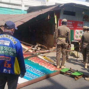 10 Lapak di Jalan Gunung Lompo Battang Dibongkar