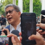 Sorot Kamera! Rocky Gerung Bawa Dasi Biru Lewat Pintu Istana, Jadi Anggota Wantimpres Prabowo?