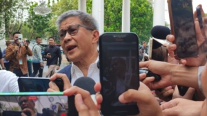 Sorot Kamera! Rocky Gerung Bawa Dasi Biru Lewat Pintu Istana, Jadi Anggota Wantimpres Prabowo?